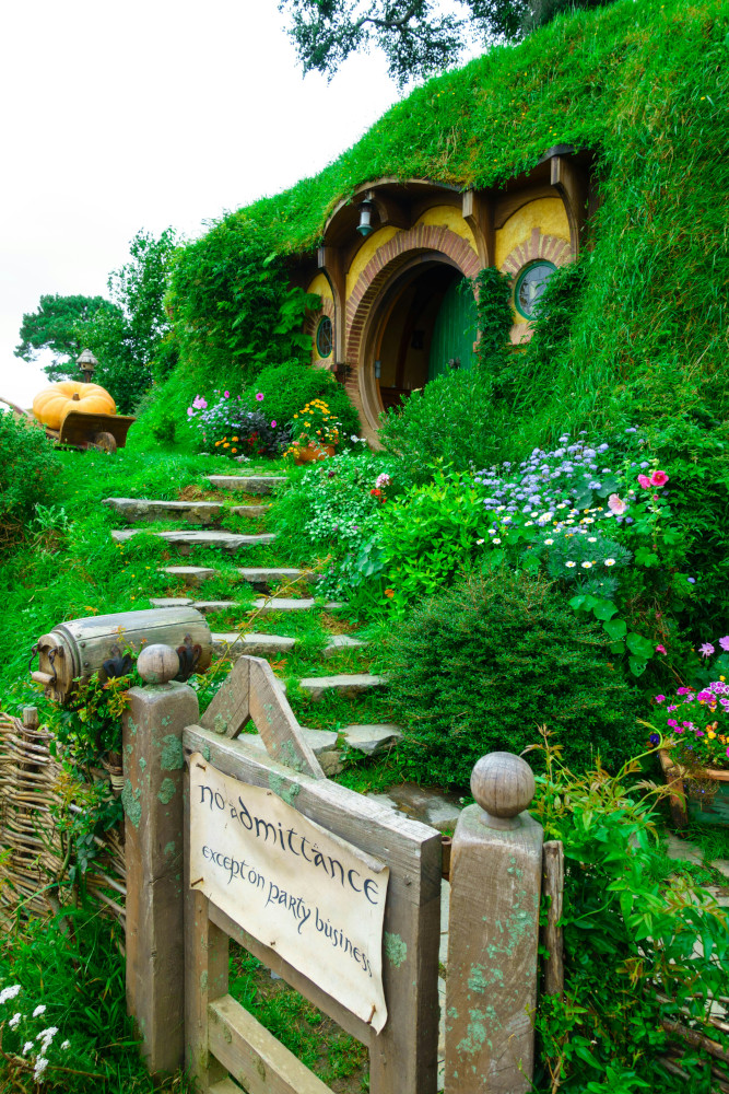 lordoftheringshobbitholeweb The Lord of the Rings Hobbit Hole