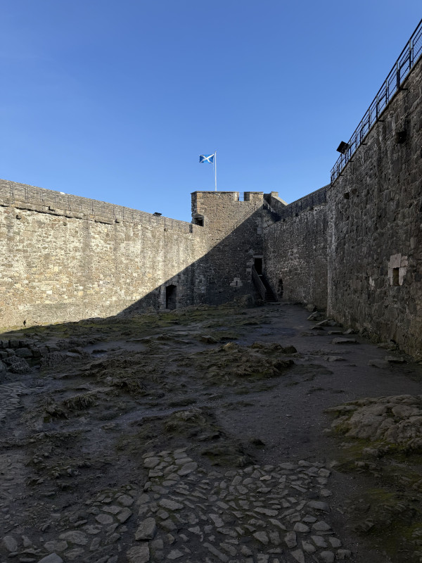 Outlander - Blackness Castle - Fort William - Courtyard